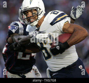 San Diego Chargers receiver Vincent Jackson, right, watches as New York  Jets cornerback Darrelle Revis pulls in the ball for an interception during  the second half of an AFC Divisional Playoff game.