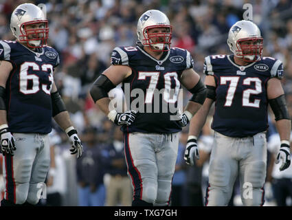 https://l450v.alamy.com/450v/txg7gh/new-england-patriots-offensive-linemen-from-left-dan-connolly-63-guard-logan-mankins-70-and-tackle-matt-light-take-a-breather-in-the-second-quarter-against-the-san-diego-chargers-at-gillette-stadium-in-foxboro-massachusetts-on-september-18-2011-the-patriots-defeated-the-chargers-35-21-upimatthew-healey-txg7gh.jpg