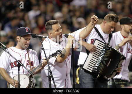 Al Barr, lead singer for the Dropkick Murphys, singing for a stadium full  of fans at Fenway Park, Boston Stock Photo - Alamy