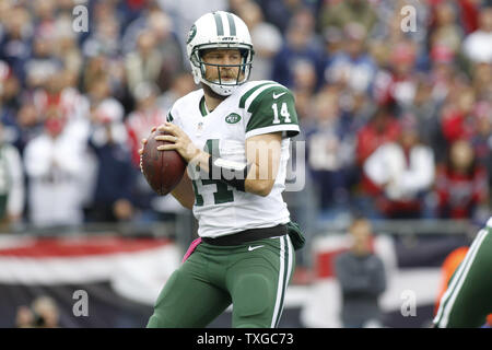 New York Jets' quarterback Ryan Fitzpatrick snaps his chin strap