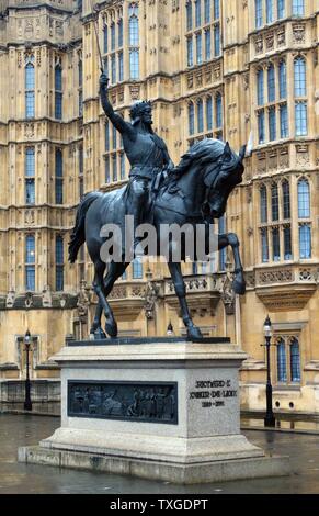 Richard Coeur de Lion, 12th Century equestrian statue commemorating English Monarch Richard I (1157-1199) also known as Richard the Lionheart. Dated 12th Century Stock Photo