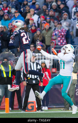 New England Patriots' DeVante Parker, right, against Baltimore Ravens'  Jalyn Armour-Davis, center, and Chuck Clark, left, during an NFL football  game, Sunday, Sept. 25, 2022, in Foxborough, Mass. (AP Photo/Paul  Connors).(AP Photo/Paul