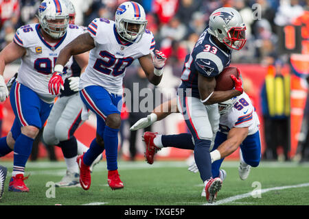 Houston, TX, USA. 7th Oct, 2018. Dallas Cowboys running back Ezekiel  Elliott (21) stiff arms Houston Texans defensive back Shareece Wright (43)  during the first quarter in the NFL football game between