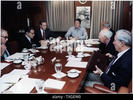 Photograph of President Ronald Reagan holding a National Security Council Meeting on the TWA hijacking in the Situation Room in the White House. Dated 1985 Stock Photo