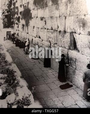 Jews praying at the western Wall in Jerusalem in Palestine 1920 Stock Photo