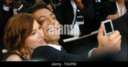 American actress Kelly MacDonald (L) and Spanish actor Javier Bardem do a self-portrait on the red carpet at the Palais des Festivals as they arrive for the gala screening of the Coen brothers' new film 'No Country For Old Men' at the 60th Cannes Film Festival in Cannes, France on May 19, 2007.  (UPI Photo/Christine Chew) Stock Photo