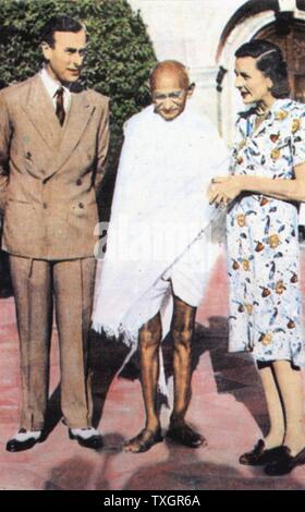 Mohondas Karamchand Gandhi  (1869-1948), known as Mahatma (Great Soul), Indian Nationalist leader. Here he stands between Lord and Lady Mountbatten Stock Photo