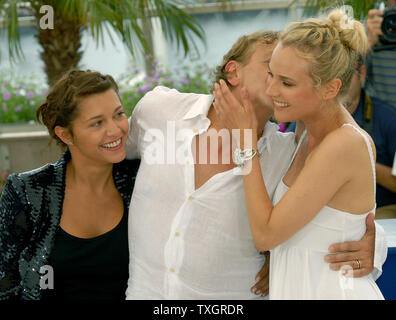 Marc Labreche kisses Diane Kruger (R) while French actress Emma de Caunes watches at the photocall for 'L'Age des Tenebres' on the Terrasse Riviera at the 60th Cannes Film Festival in Cannes, France on May 26, 2007.  (UPI Photo/Christine Chew) Stock Photo
