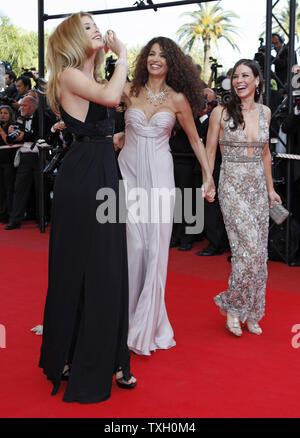 Models Doutzen Kroes (L), Afef Jnifen (C) and Evangeline Lilly arrive on the red carpet before a screening of the film 'Vengeance' at the 62nd annual Cannes Film Festival in Cannes, France on May 17, 2009.   (UPI Photo/David Silpa) Stock Photo