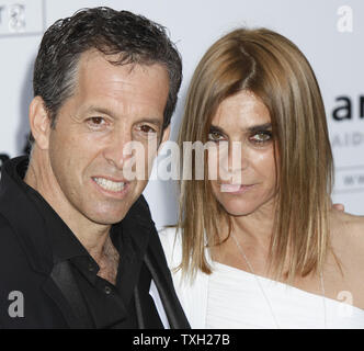 Designer Kenneth Cole and Vogue editor Anna Wintour arrive at the amfAR Cinema Against AIDS 2009 gala at the Hotel du Cap in Antibes, France on May 21, 2009.  The event, held each year during the Annual Cannes Film Festival, raises funds for AIDS research.   (UPI Photo/David Silpa) Stock Photo