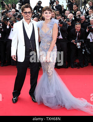 Johnny Depp and Penelope Cruz arrive at a photocall for the film