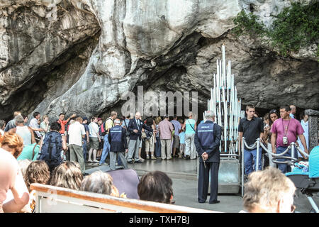 LOURDES, FRANCE - AUGUST 22, 2006: Crowd of Pilgrims waiting to enter Grotte de Massebielle cave in Notre Dame de Lourdes sancutuary, where the Holy M Stock Photo