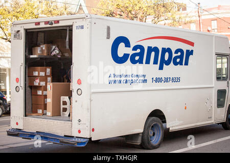 TORONTO, CANADA - NOVEMBER 14, 2018: Canpar logo on a delivery truck in a street of Toronto, Ontario. Canpar, part of TFI international, is a Canadian Stock Photo