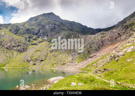 Snowdon (3,560ft) and Glaslyn lake - its green colour the result of copper deposits in the rock, Snowdonia National Park, Gwynedd, Wales, UK Stock Photo