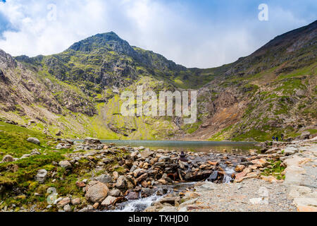 The east face of Snowdon (3,560ft) and Glaslyn lake as viewed from the Miners Track, Snowdonia National Park, Gwynedd, Wales, UK Stock Photo