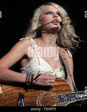 ミュージシャン Taylor Swift Taylor Swift performs in concert at Coors Amphitheatre in