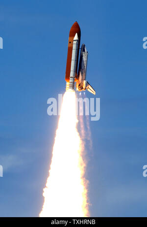 The Space Shuttle Discovery lifts off from Kennedy Space Center for mission STS-121 at Cape Canaveral, Florida on July 4, 2006.  This is the first time the Space Shuttle has launched on the Fourth of July.  (UPI Photo/Pat Benic) Stock Photo