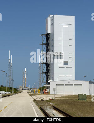 United Launch Alliance engineers ready the Atlas V rocket for rollback to the Vertical Integration Facility at the Cape Canaveral Air Force Station, Florida on March 18, 2009. Launch controllers noticed a leak in the Centaur upper stage as fueling commenced during countdown for launch on March 17, forcing a postponement of the evening's event. On board is the Wideband Global Satellite. This is the second of a planned six satellites will improve communications for the Department of Defense. No new launch date has been set.     .(UPI Photo/Joe Marino - Bill Cantrell) Stock Photo