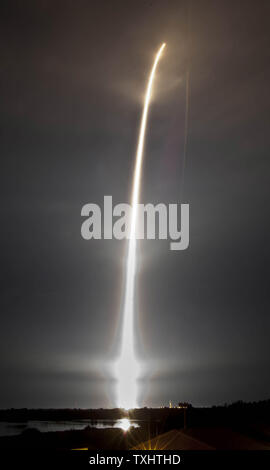 The United States Air Force 45th Space Wing launches a United Launch Alliance Atlas V Evolved Expendable Launch Vehicle from Space Launch Complex 41 at 1:55 a.m. on November 23, 2009 at Cape Canaveral Air Force Station, Florida .The rocket will deploy the Intelsat 14, a commercial communications satellite.   UPI/ Joe Marino-Bill Cantrell Stock Photo