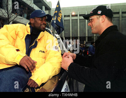 Oakland, California, USA. 28th Sep, 1997. Oakland Raiders vs. St. Louis Rams  at Oakland Alameda County Coliseum Sunday, September 28, 1997. Raiders beat  Rams 35-17. St. Louis Rams defensive back Todd Lyght (