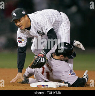 Houston Astros' Brad Ausmus swings the bat against the Pittsburgh Pirates  in Major League baseball Thursday, Aug. 10, 2006 in Houston. (AP Photo/Pat  Sullivan Stock Photo - Alamy