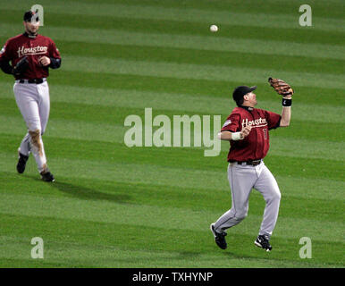 Houston Astros' Craig Biggio and his family throw out the ceremonial first  pitch during an on-field ceremony before playing the Atlanta Braves in his  last baseball game Sunday, Sept. 30, 2007 in