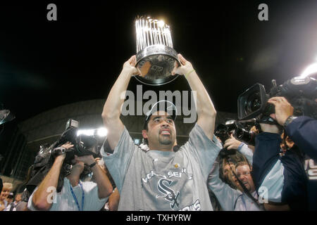 Chicago White Sox's Geoff Blum kisses the World Series trophy as the White  Sox celebrate their 1-0 win over the Houston Astros in game 4 of the World  Series, October 26, 2005