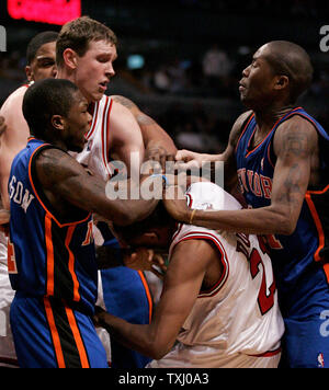 New York Knicks' Nate Robinson, front left, and Chicago Bulls