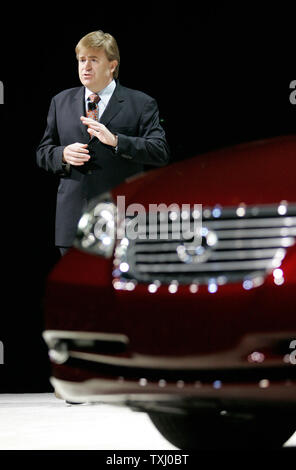 Lexus Group Vice President and General Manager Bob Carter unveils the Lexus ES 350 at the 2006 Chicago Auto Show on February 8, 2006 at McCormick Place in Chicago. (UPI Photo/Brian Kersey) Stock Photo