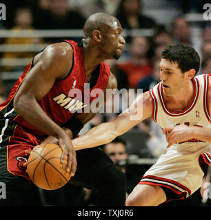 Chicago Bulls' Kirk Hinrich,  right, steals the ball from Miami Heat's Dwyane Wade during the first quarter of game 4 of the first round of the NBA playoffs, on April 27, 2006, in Chicago. (UPI Photo/Brian Kersey) Stock Photo