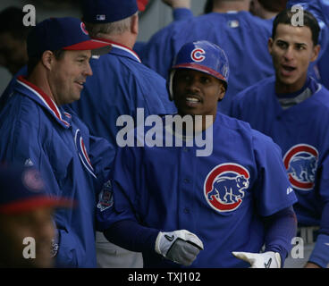 Chicago Cubs' Neifi Perez, right, is congratulated by teammates