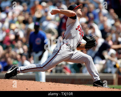 Atlanta Braves starting pitcher Tim Hudson (15) throws against the Chicago Cubs. The Atlanta Braves defeated the Chicago Cubs 6-5 at Wrigley Field in Chicago, Il May 26, 2006. (UPI Photo/Mark Cowan) Stock Photo