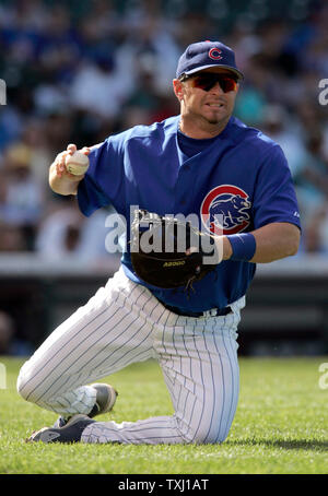 PHO2002072308 - PHOENIX, July 23, (UPI) -- Arizona Diamondbacks first  baseman Mark Grace ties the ballgame against the Colorado Rockies with a  solo home run in the second inning on July 23