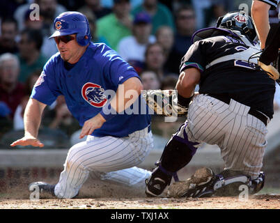 PHO2002072308 - PHOENIX, July 23, (UPI) -- Arizona Diamondbacks first  baseman Mark Grace ties the ballgame against the Colorado Rockies with a  solo home run in the second inning on July 23