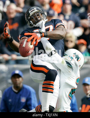 Buffalo Bills' Naaman Roosevelt (18) can't make the catch under