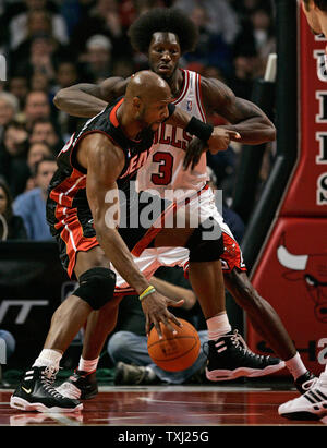 Miami Heat's Alonzo Mourning, left, drives on Chicago Bulls' Ben Wallace (3) during the first quarter in Chicago on Wednesday, December 27, 2006. (UPI Photo/Brian Kersey) Stock Photo