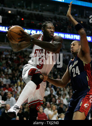Chicago Bulls Ben Wallace (3) drives past Cleveland Cavaliers' Donyell Marshall (24) during the first quarter in Chicago on March 31, 2007. (UPI Photo/Brian Kersey) Stock Photo