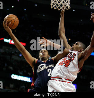 Chicago Bulls' Tyrus Thomas (24) moves in to block the shot of Cleveland Cavaliers' Donyell Marshall (24) during overtime in Chicago on March 31, 2007. The Cavaliers won 112-108 in overtime. (UPI Photo/Brian Kersey) Stock Photo