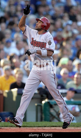 Arizona Diamondbacks center fielder Chris Young points up while crossing home plate after hitting a solo home run off of Chicago Cubs starting pitcher Rich Hill on the first pitch of the game to begin game 3 of the NLDS at Wrigley Field in Chicago October 6, 2007. (UPI Photo/Mark Cowan) Stock Photo