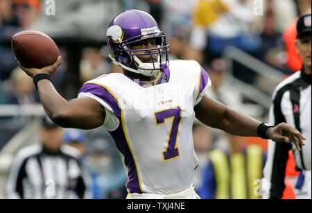 Minnesota Vikings quarterback Tarvaris Jackson (7) on the sideline ...