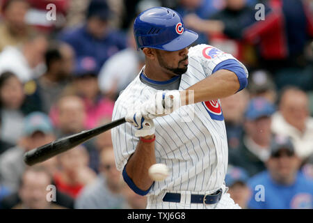 Chicago Cubs first baseman Derrek Lee (25) at bat during the game between  the Houston Astros and Chicago Cubs at Wrigley Field in Chicago, Illinois.  (Credit Image: © John Rowland/Southcreek Global/ZUMApress.com Stock