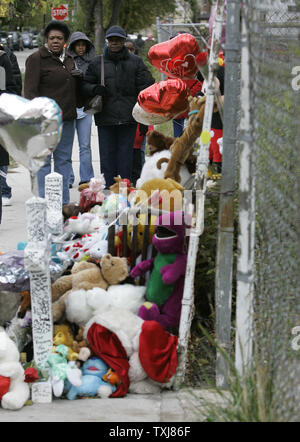 A makeshift memorial left by neighbors and friends stands in front of the childhood home of Oscar-winning actress Jennifer Hudson on October 27, 2008. A body found in an SUV on Chicago's west side early Monday morning is believed to be that of Jennifer Hudson's missing 7-year-old nephew Julian King, the focus of a desperate search since the Oscar winner's mother Darnell Donerson, 57, and 29-year old brother Jason Hudson were found shot to death in their home three days earlier. (UPI Photo/Brian Kersey) Stock Photo