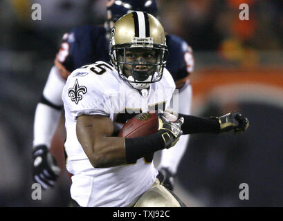 New Orleans Saints running back Reggie Bush runs for a 2-yard gain during the first quarter against the Chicago Bears at Soldier Field on December 11, 2008. (UPI Photo/Brian Kersey) Stock Photo