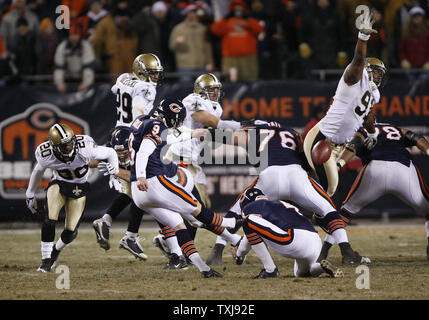 Chicago Bears kicker Robbie Gould (9) kicks the game-winning field goal in overtime against the New Orleans Saints at Soldier Field on December 11, 2008. The Bears won 27-24 in overtime. (UPI Photo/Brian Kersey) Stock Photo