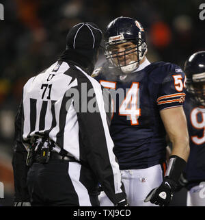 KRT SPORTS STORY SLUGGED: FBN-BEARS-BROWNS KRT PHOTOGRAPH BY EMILY  RASINSKI/AKRON BEACON JOURNAL (October 9) CLEVELAND, OH -- Chicago Bears  linebackers Hunter Hillenmeyer (92) and Brian Urlacher (54) bring down Cleveland  Browns ball