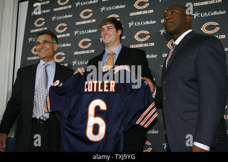 Chicago Bears new quarterback Jay Cutler (C) stands with general manager Jerry Angelo (L) and head coach Lovie Smith during a news conference at Halas Hall in Lake Forest, Illinois on April 3, 2009. The Bears traded quarterback Kyle Orton, two first round draft picks and a third round draft pick Thursday to the Denver Broncos to acquire Cutler. (UPI Photo/Brian Kersey) Stock Photo