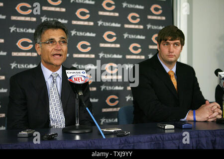 Chicago Bears new quarterback Jay Cutler (R) and general manager Jerry Angelo speak during a news conference at Halas Hall in Lake Forest, Illinois on April 3, 2009. The Bears traded quarterback Kyle Orton, two first round draft picks and a third round draft pick Thursday to the Denver Broncos to acquire Cutler. (UPI Photo/Brian Kersey) Stock Photo