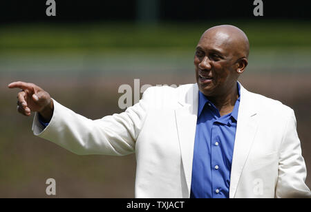 Former Chicago Cubs pitchers Ferguson Jenkins (R) and Greg Maddux