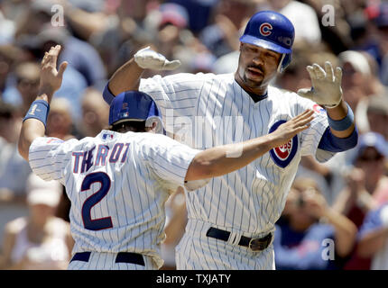 Chicago Cubs first baseman Derrek Lee (25) at bat during the game between  the Houston Astros and Chicago Cubs at Wrigley Field in Chicago, Illinois.  (Credit Image: © John Rowland/Southcreek Global/ZUMApress.com Stock