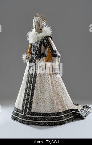 Mannequin wearing paper costume by Isabelle de Borchgrave Stock Photo